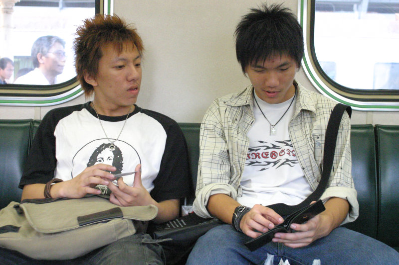 台灣鐵路旅遊攝影電車-區間車交談的旅客2005攝影照片20